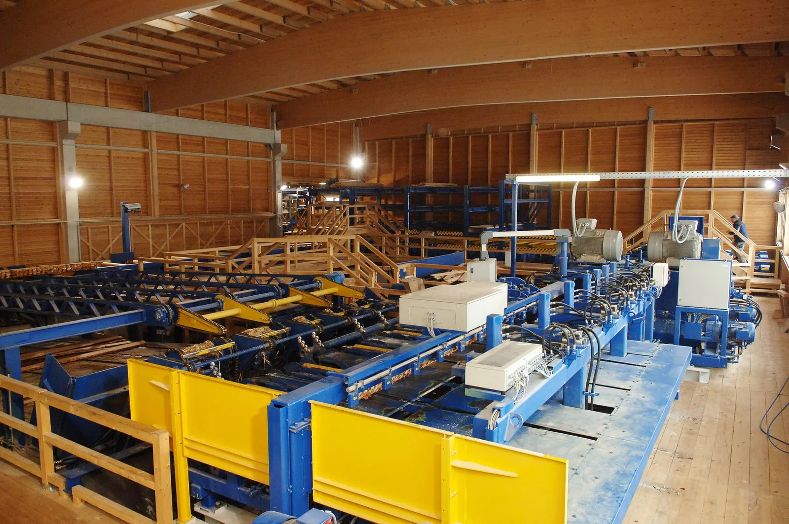 Die Sortier- und Paketieranlage in der Halle, blau und gelb lackiert