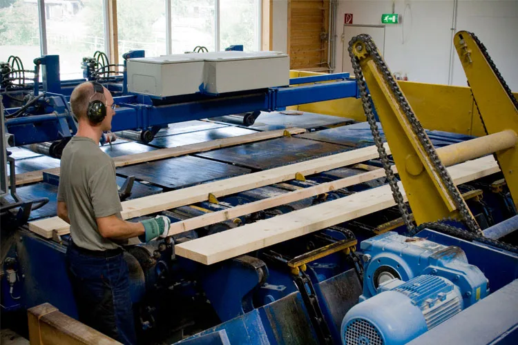 Ein Mitarbeiter arbeitet an der Sortierlinie