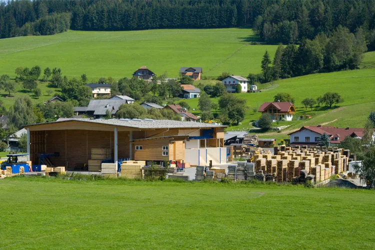 Das Werk Laintal von der Wiese aus gesehen, Halle und Holzlager